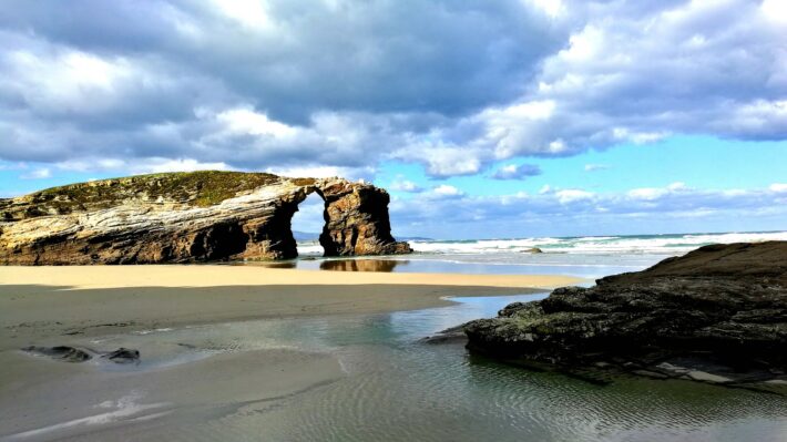 vue de l'arche principale de la plage des cathédrales (Playa de las Catedrales, Galice) dans notre itinéraire de roadtrip de 2 semaines dans le nord de l'Espagne